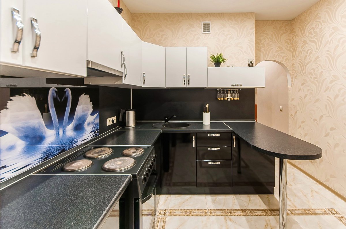 Кухонный гарнитур со встроенным столом