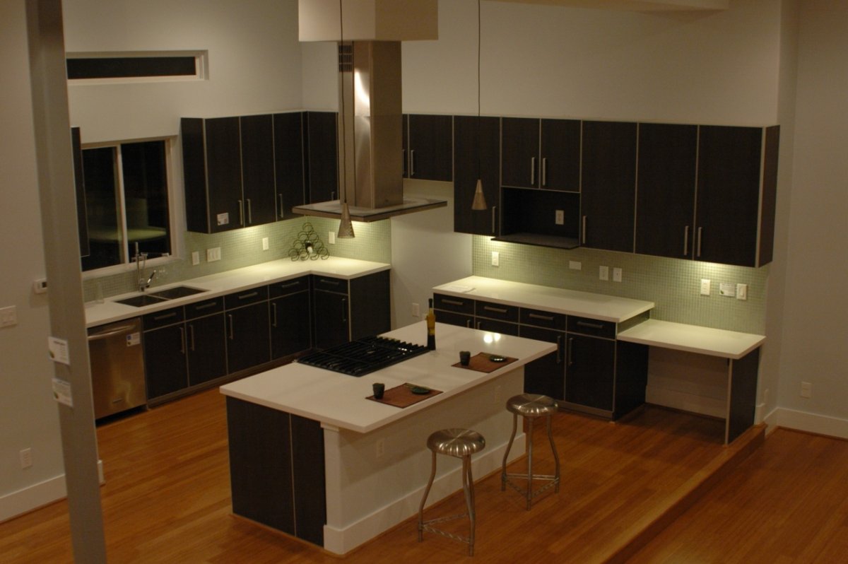 П-образный кухонный гарнитур с барной стойкой