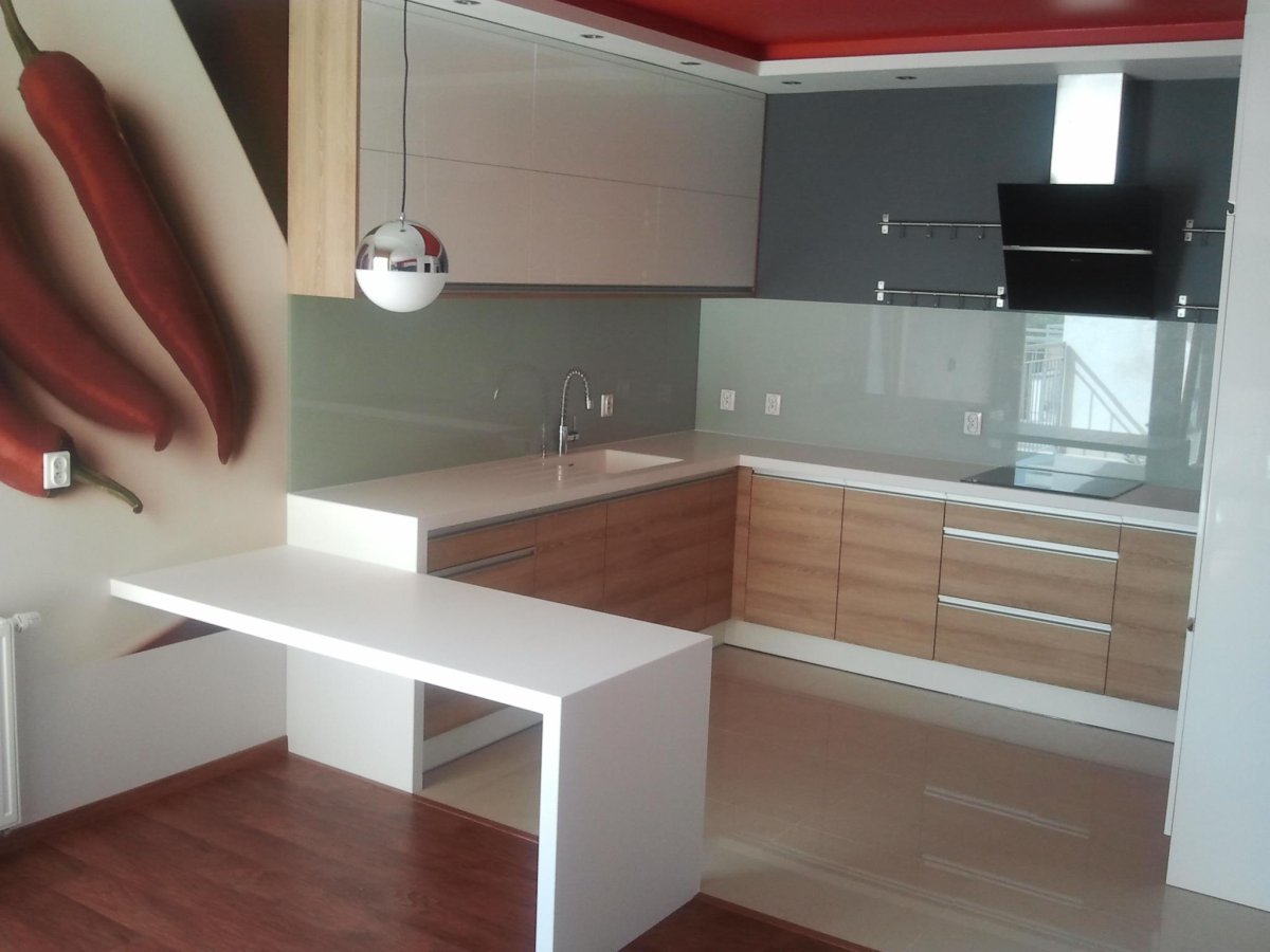 П-образная кухня с барной стойкой