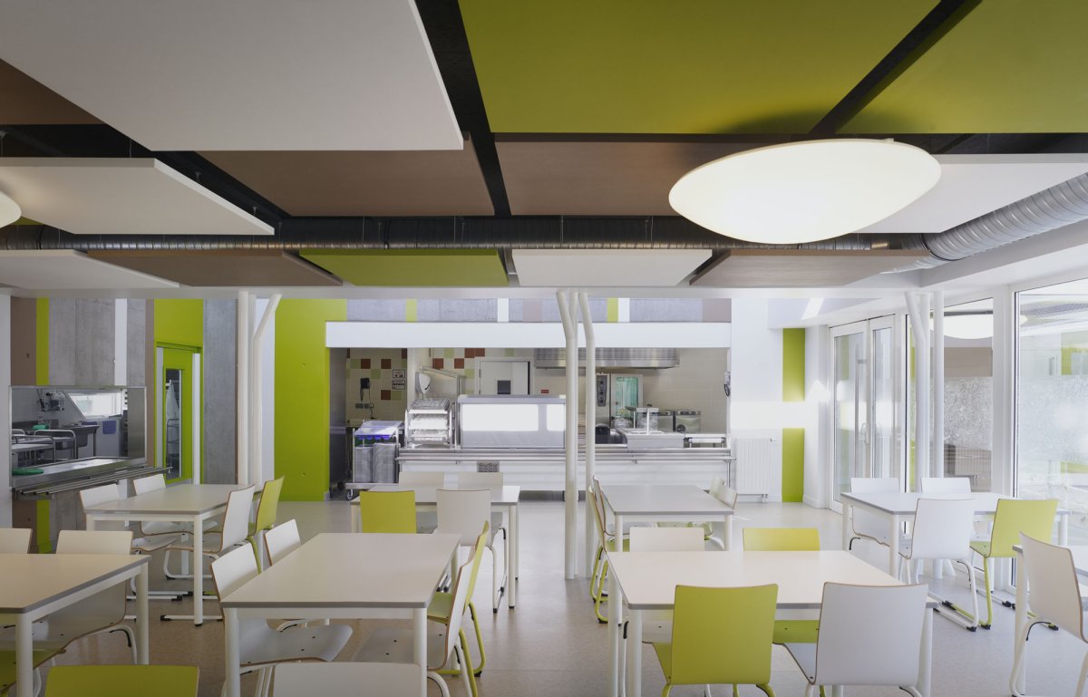 Интерьер столовой общественного питания с большими окнами