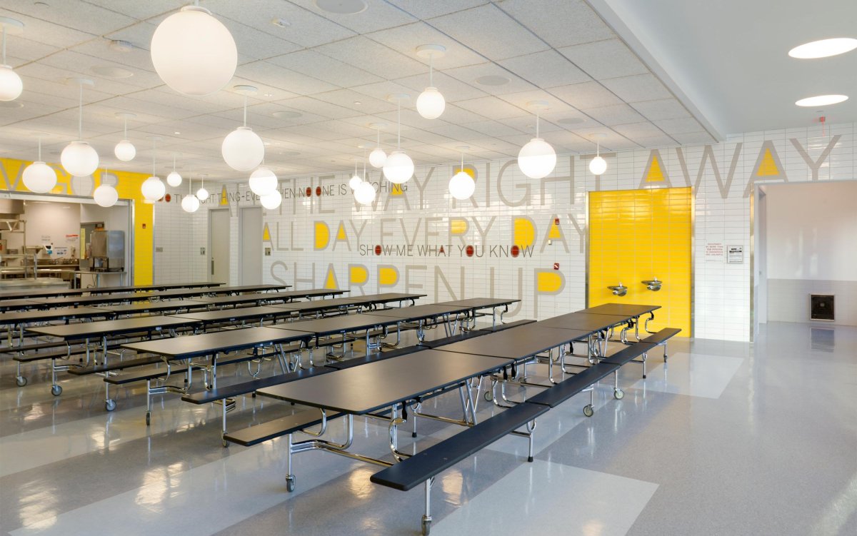 Интерьер столовой общественного питания с большими окнами