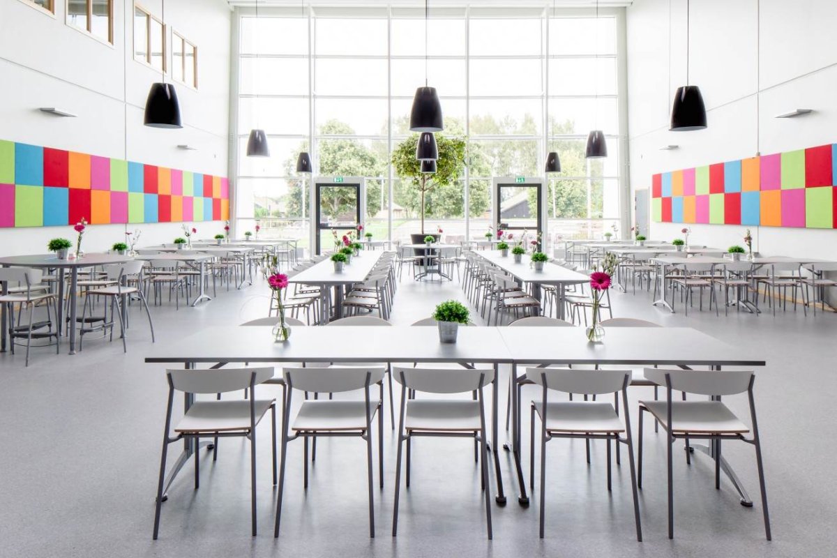 Интерьер в столовой общепита