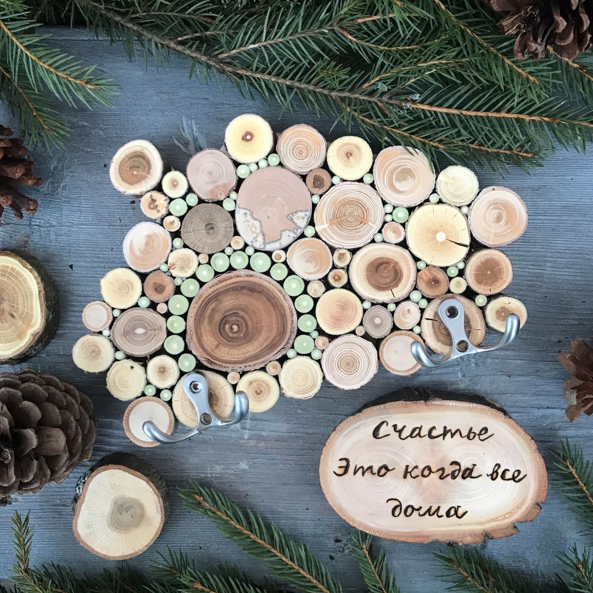 Декор стены из спилов дерева