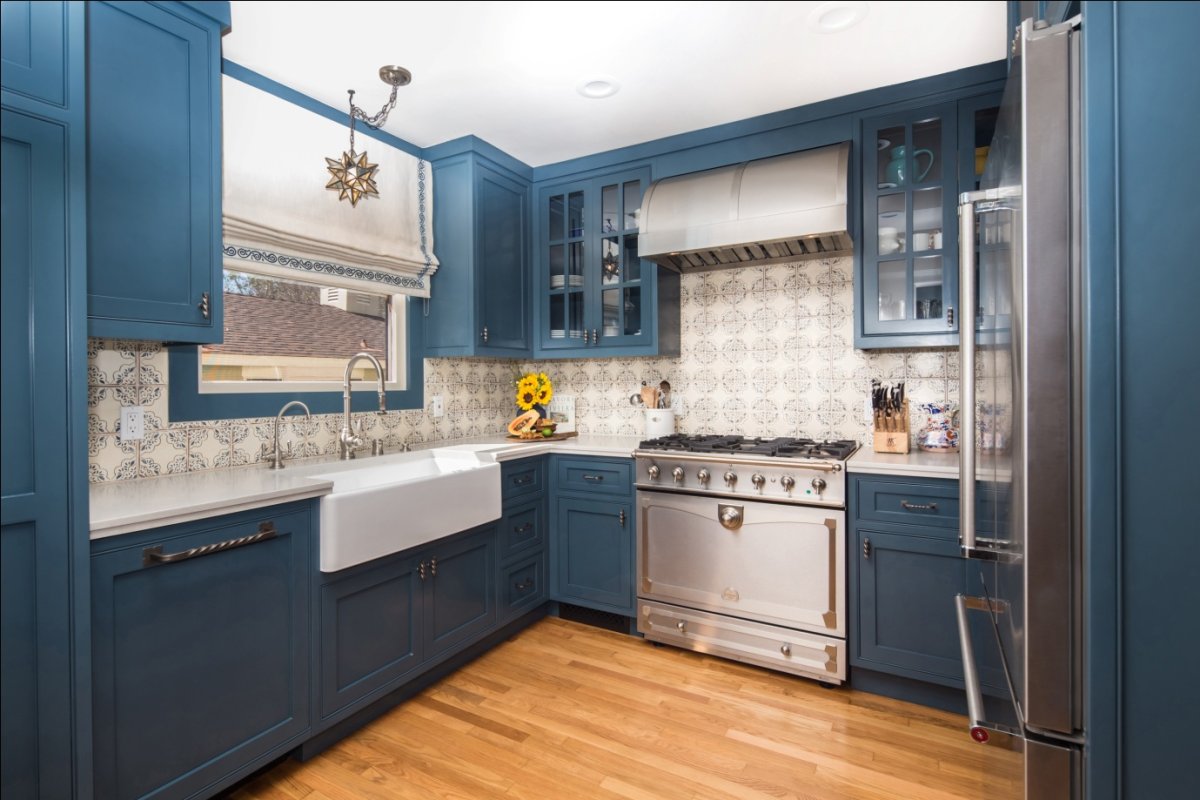 Коричневая кухня с синим фартуком