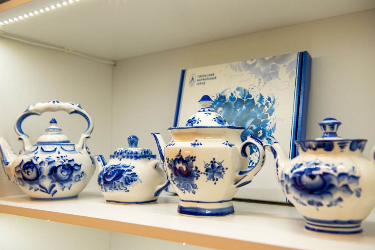 Тарелки Гжель в интерьере кухни