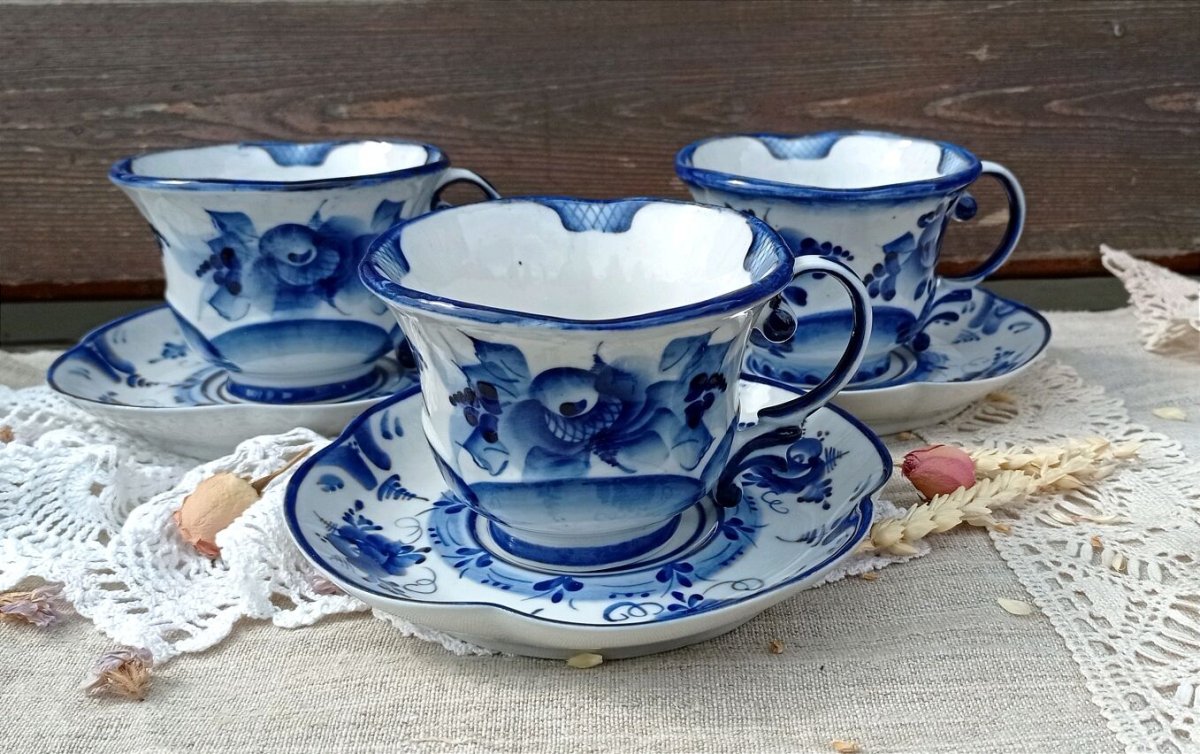 Декоративные тарелки на стену в интерьере