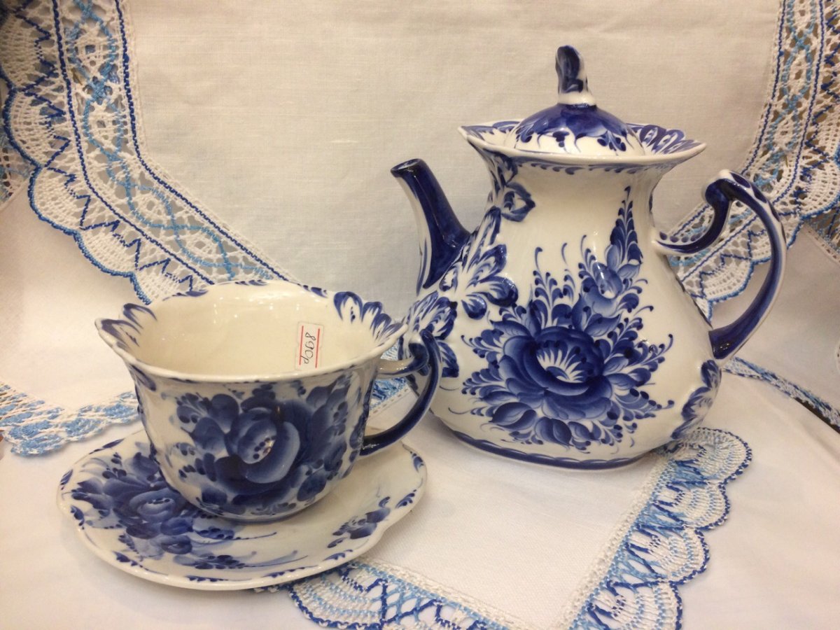 Гжель в интерьере гостиной