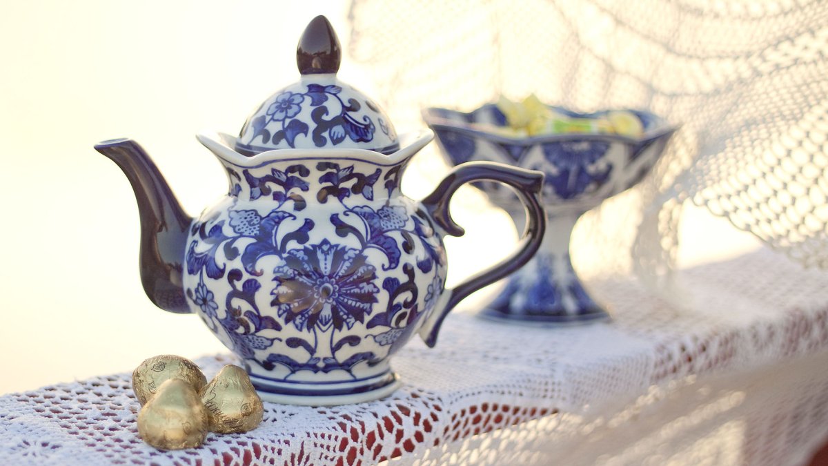 Гжель посуда на столе