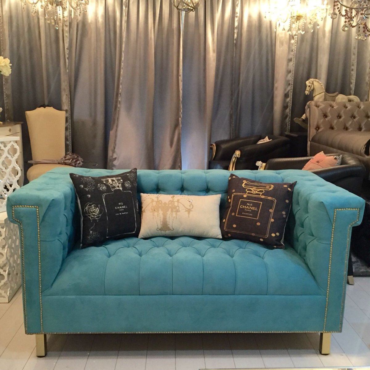 Изумруджный диван винтерьере