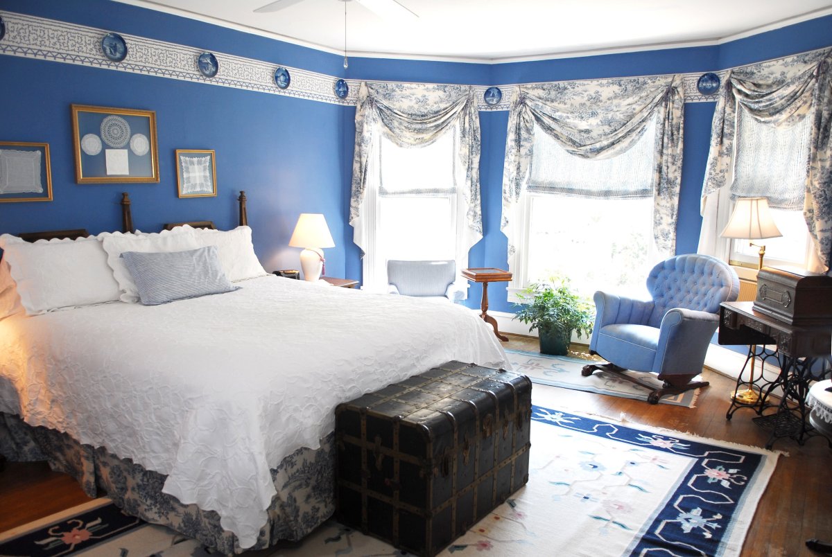 Синяя гостиная в классическом стиле