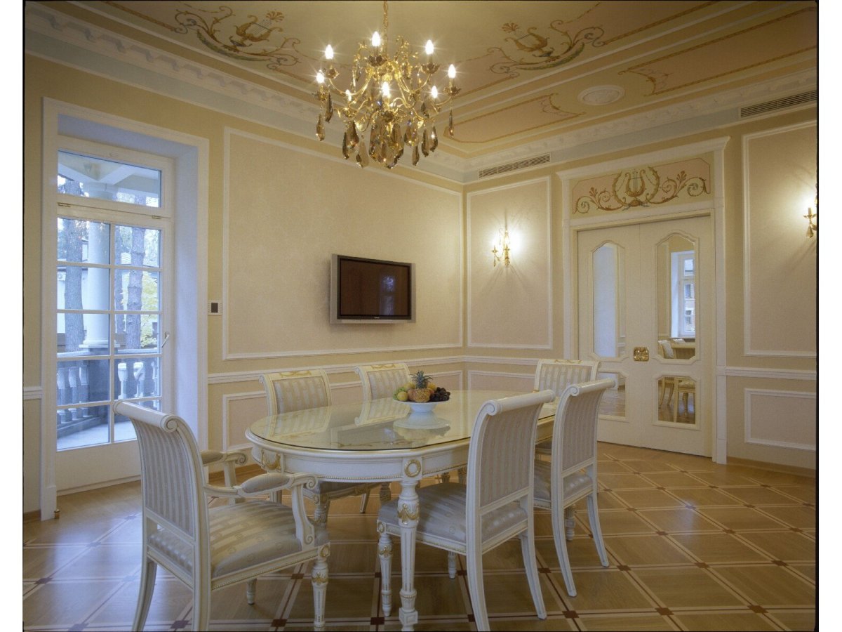 Молдинги в интерьере кухни