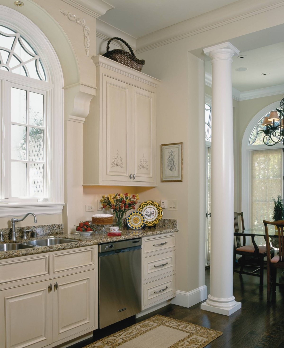 Лепнина в интерьере кухни