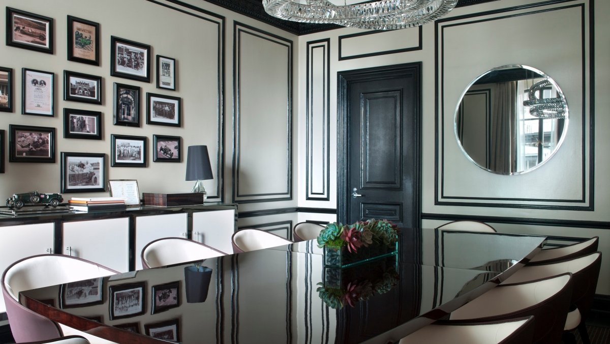 Черный молдинг в интерьере