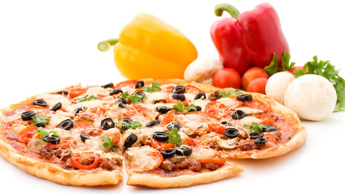 Кусок пиццы на белом фоне