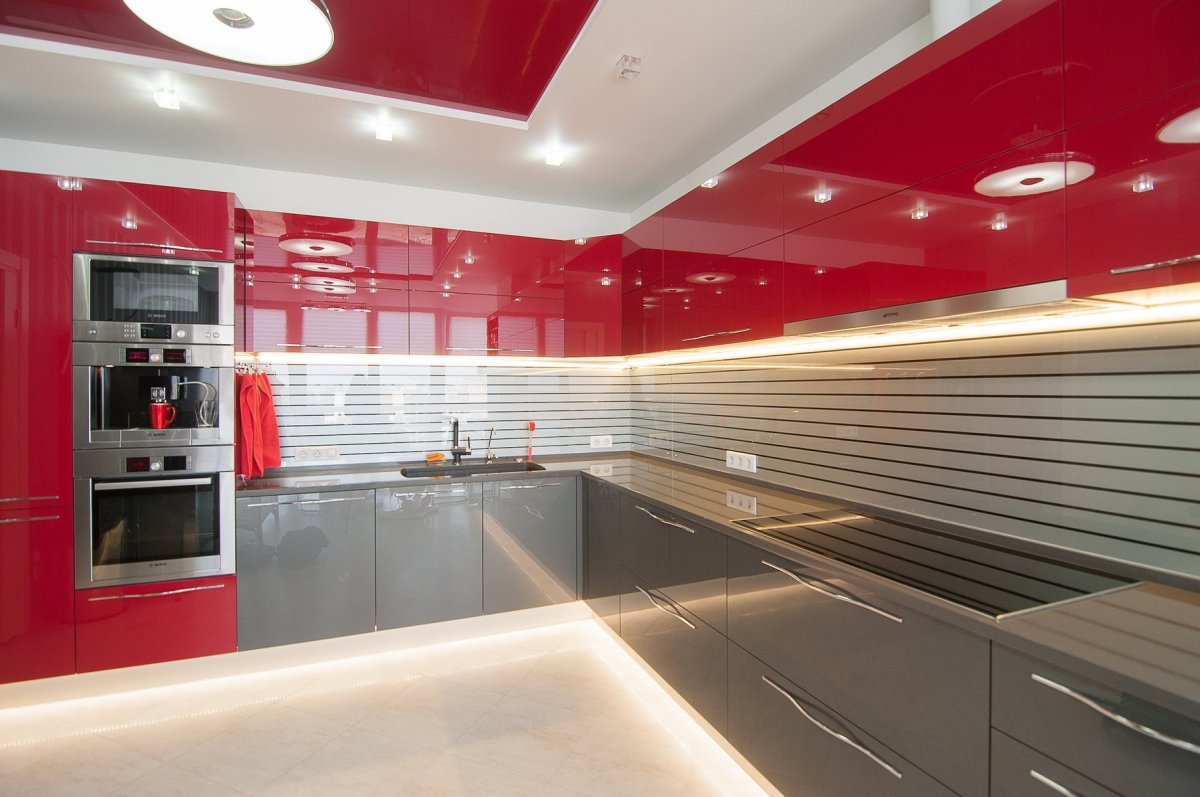 Красные кухни