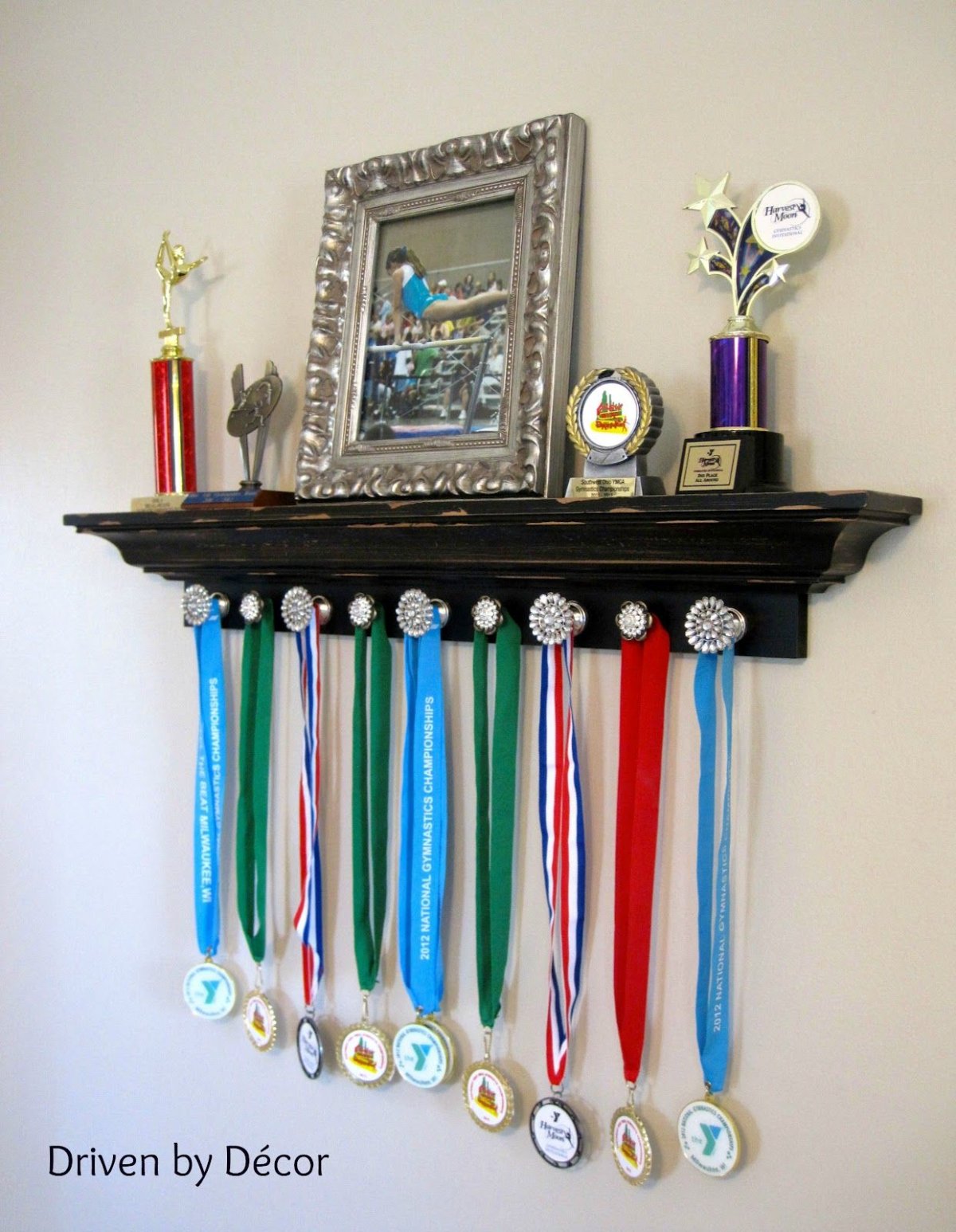 Полочка для наград и медалей