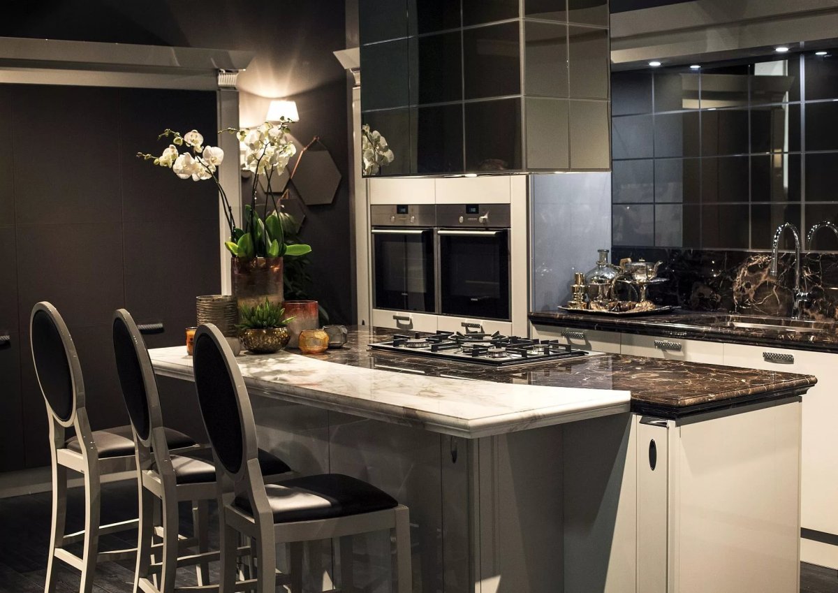 Черный стеклянный фартук для кухни