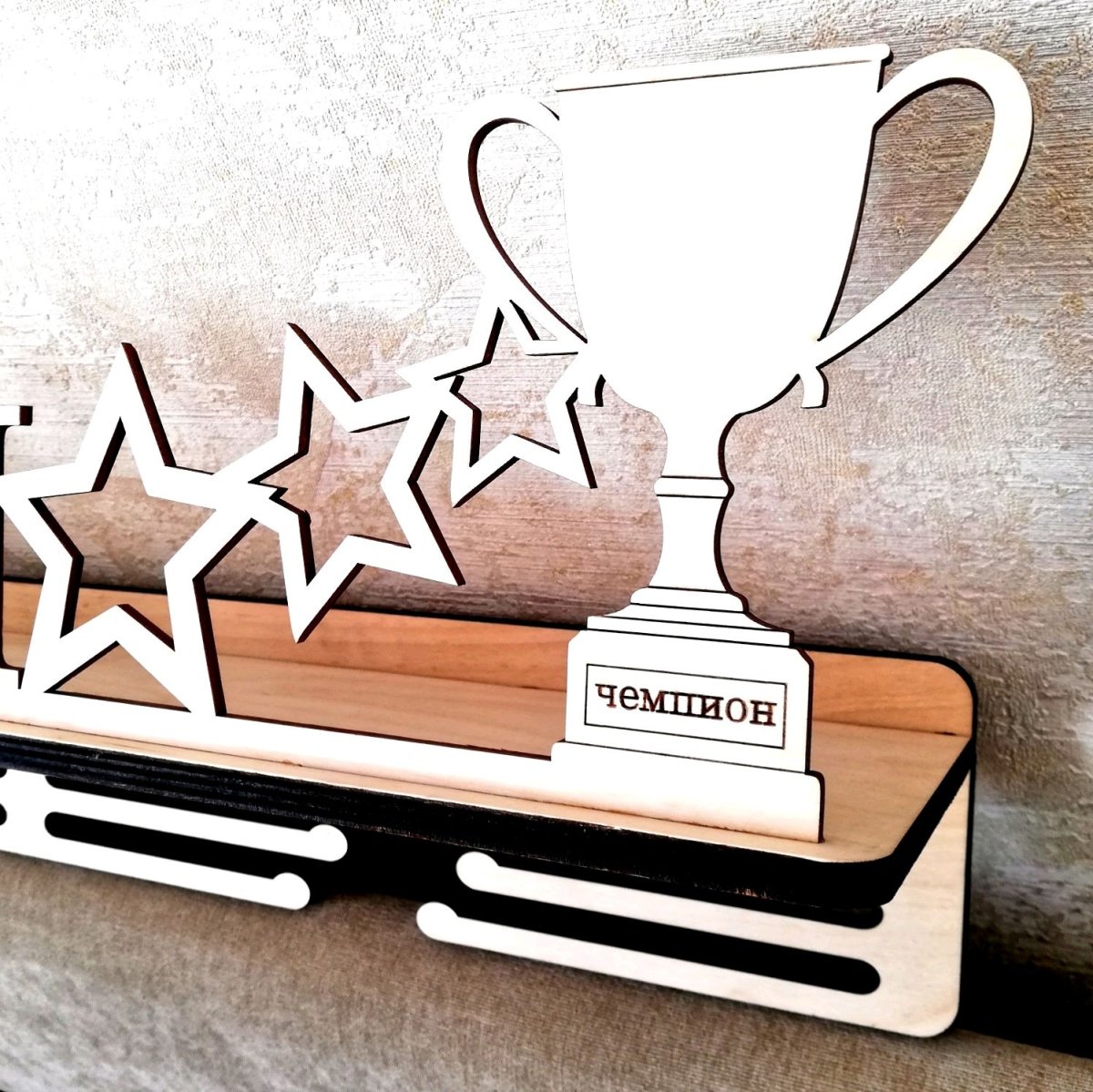 Медальница с полкой для кубков