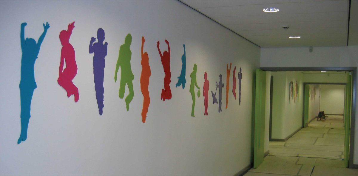 Украшение стен в школе в коридоре