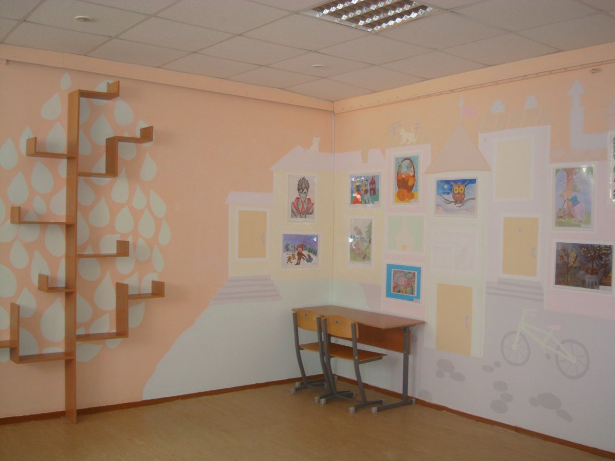 Стенды в рекреации школы