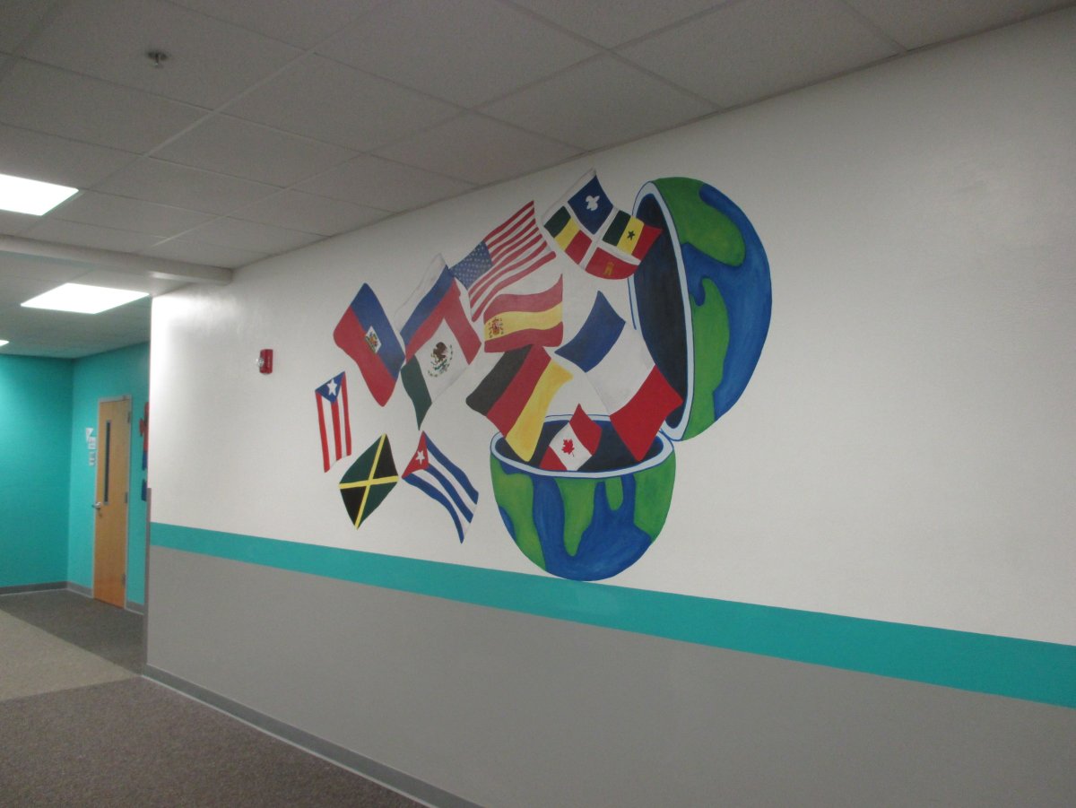 Украсить стены в школе