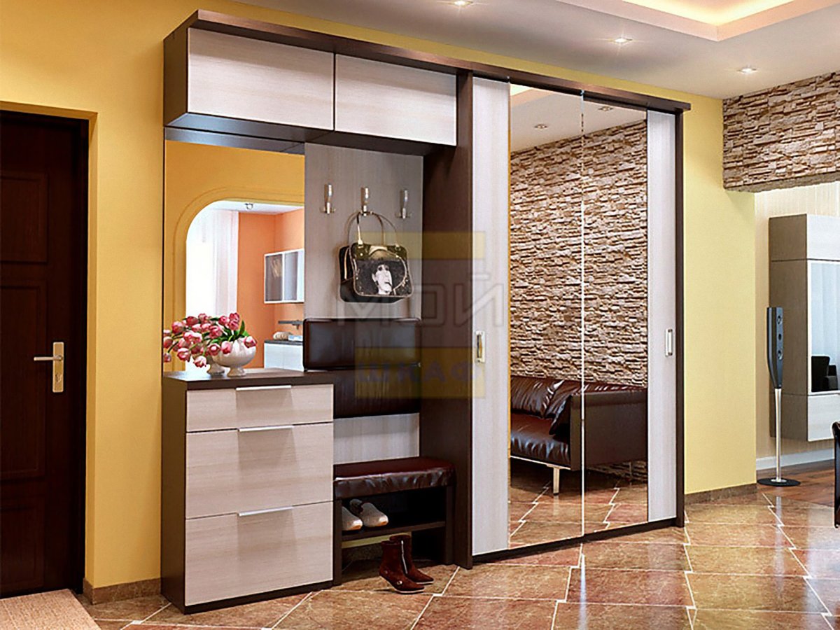 Прихожая купе с пуфиком