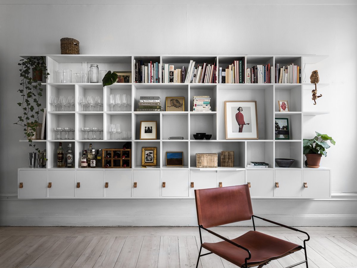 Стеллажи во всю стену в интерьере