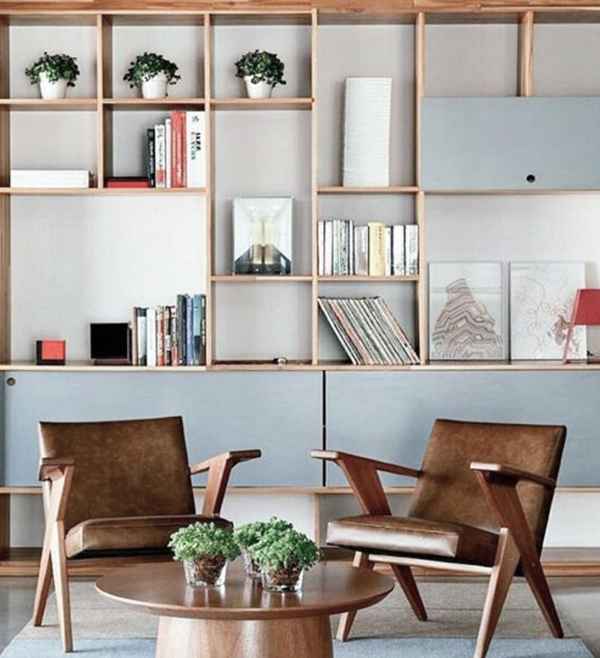 Полки во всю стену