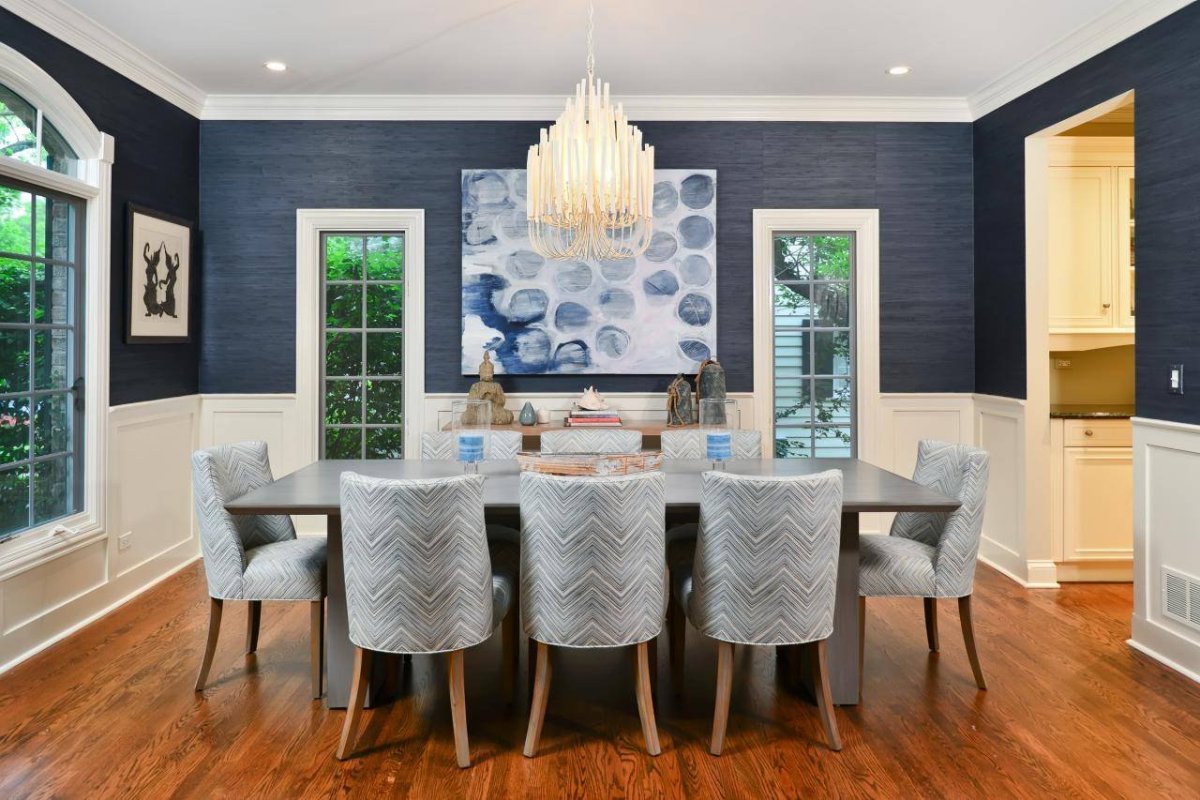 Синие обои на кухне