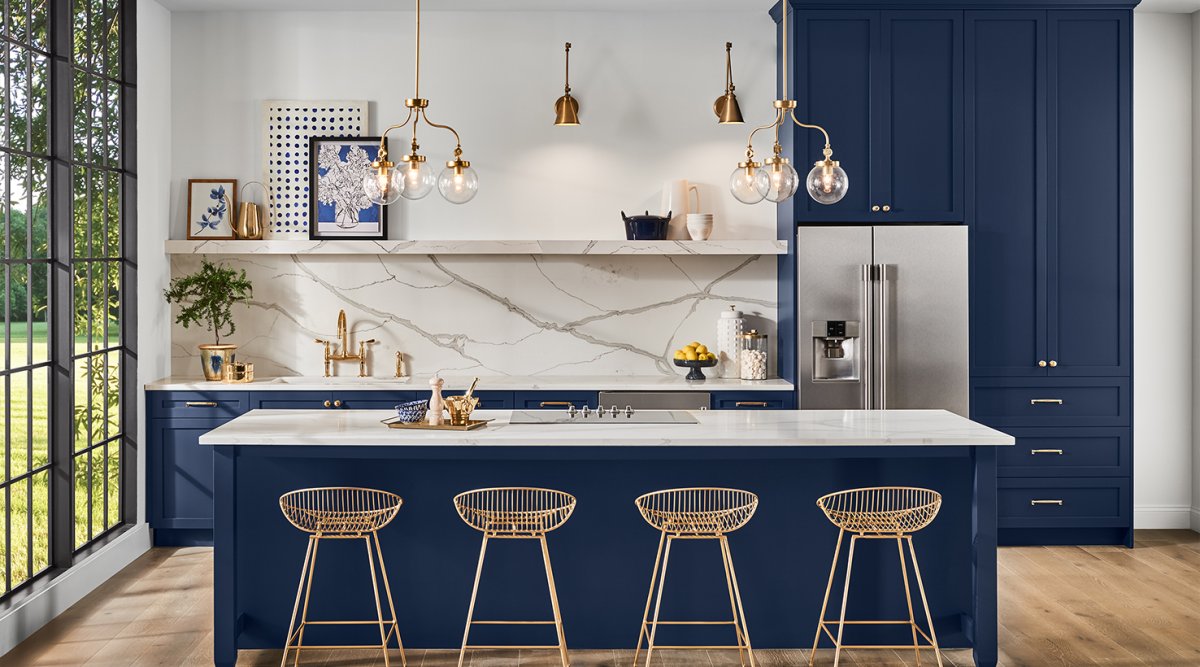 Синяя кухня с деревянной столешницей