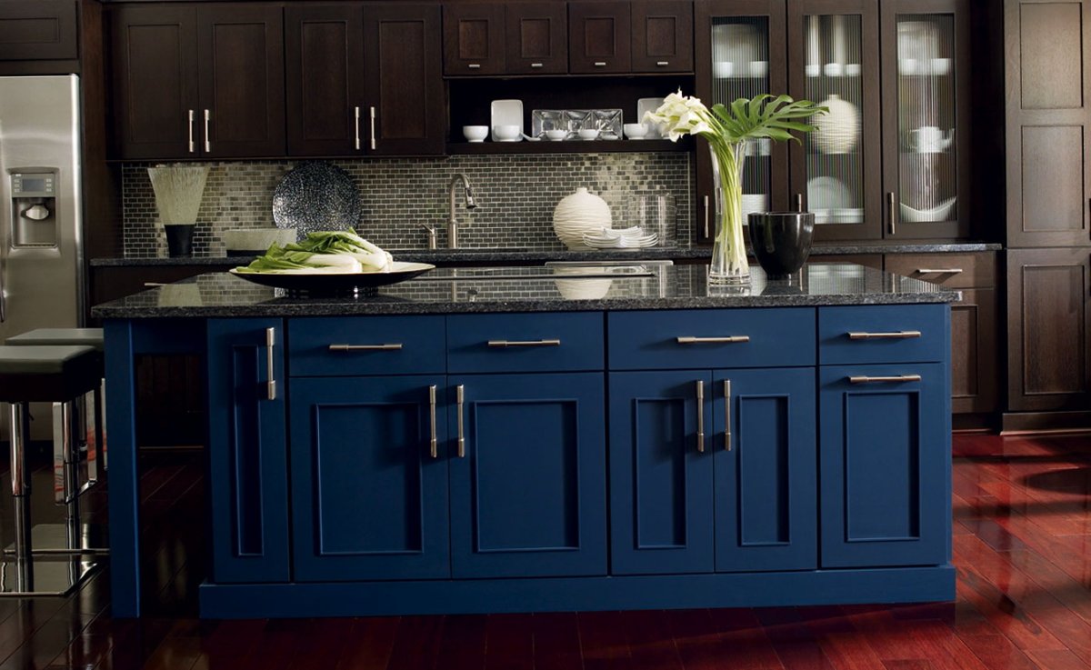 Синий пол на кухне