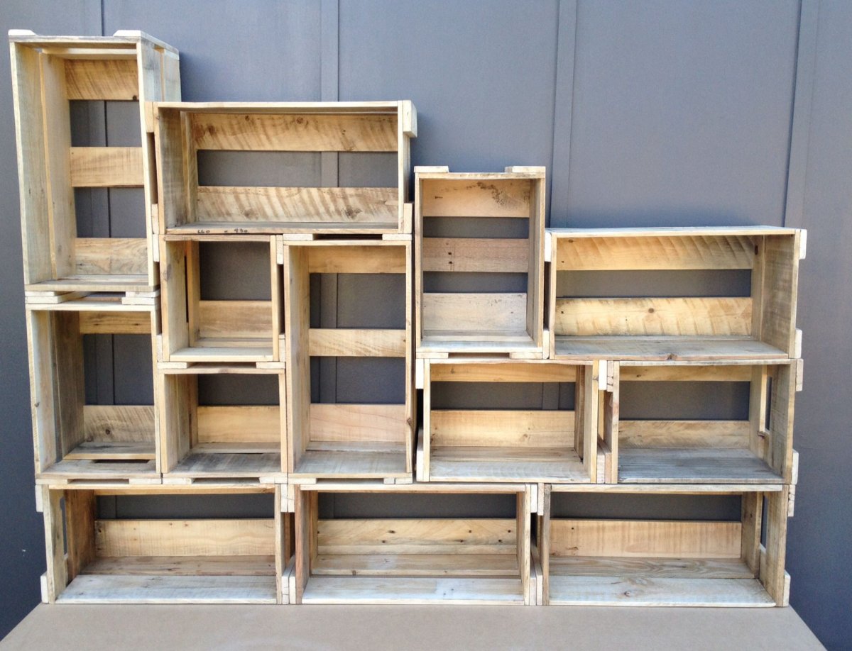 Стеллаж из деревянных ящиков