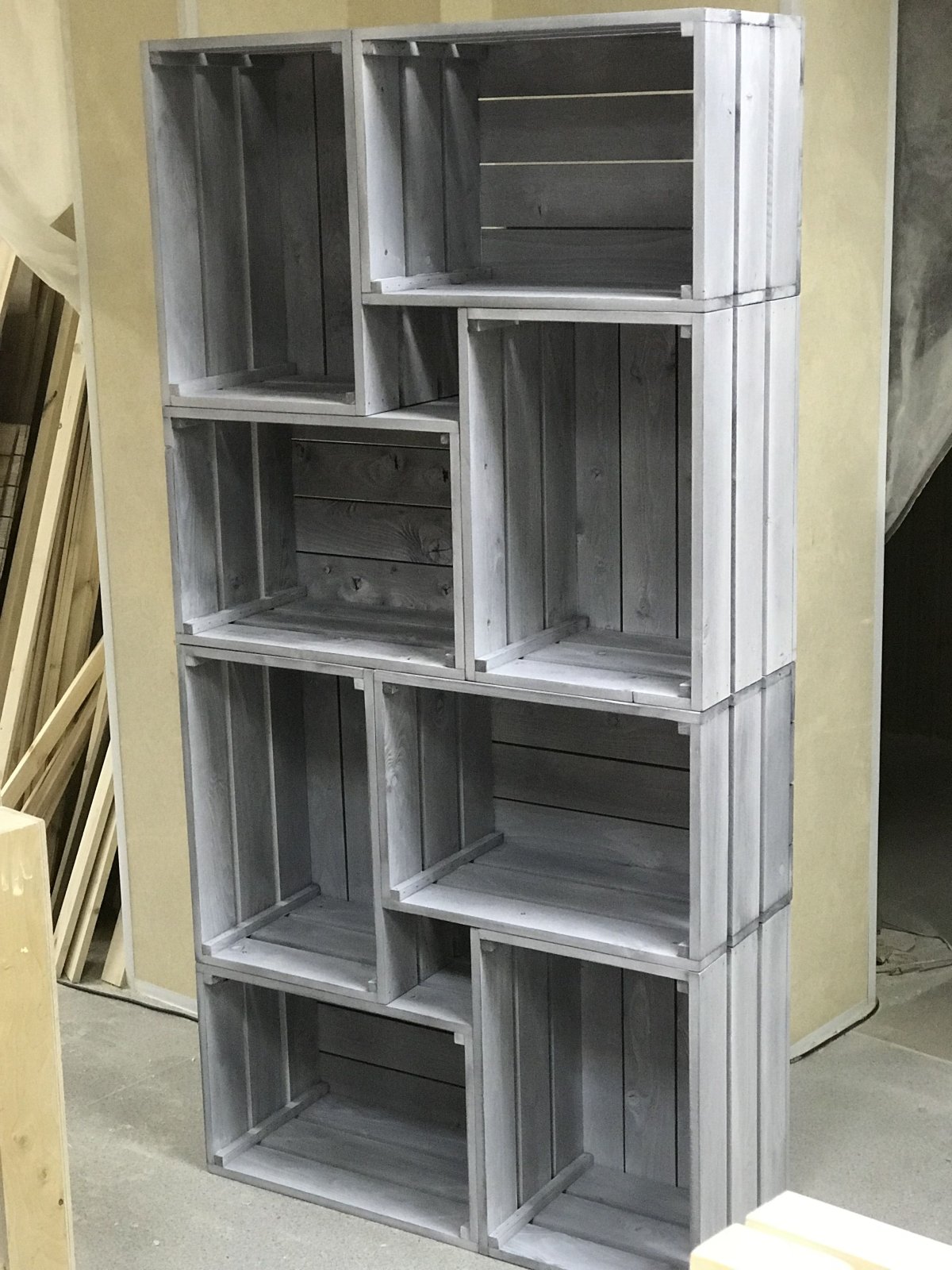 Стеллаж из деревянных ящиков