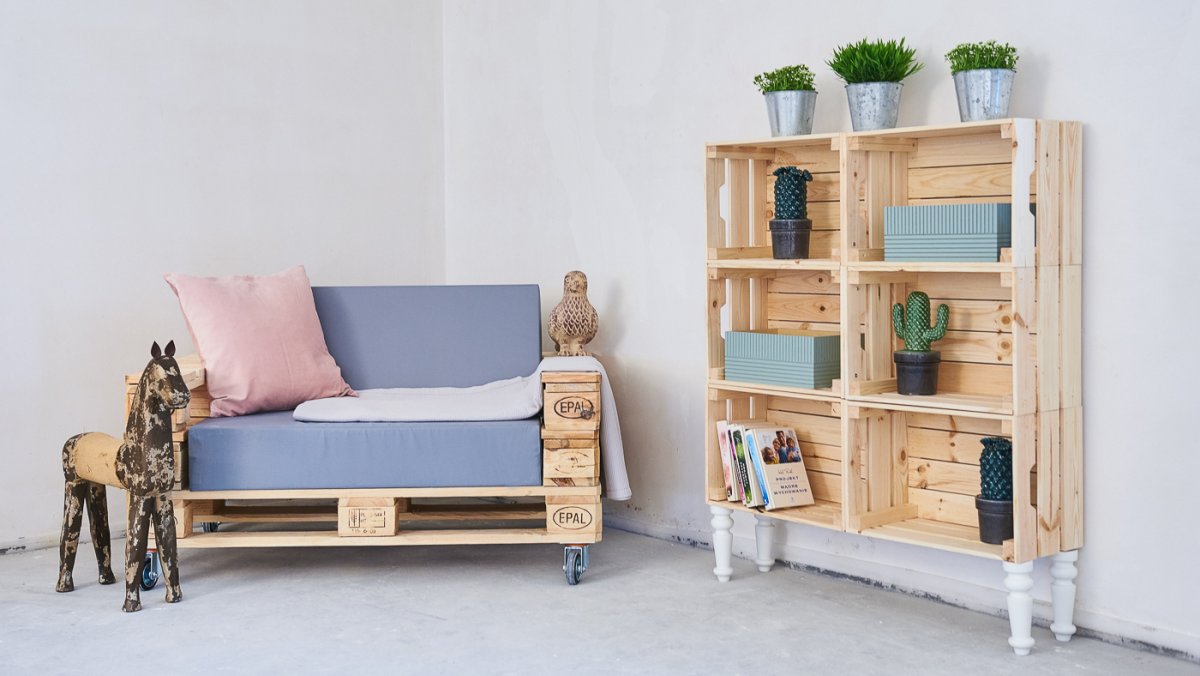 Стеллаж из деревянных коробок