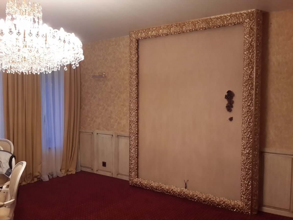 Клеим молдинги на стену