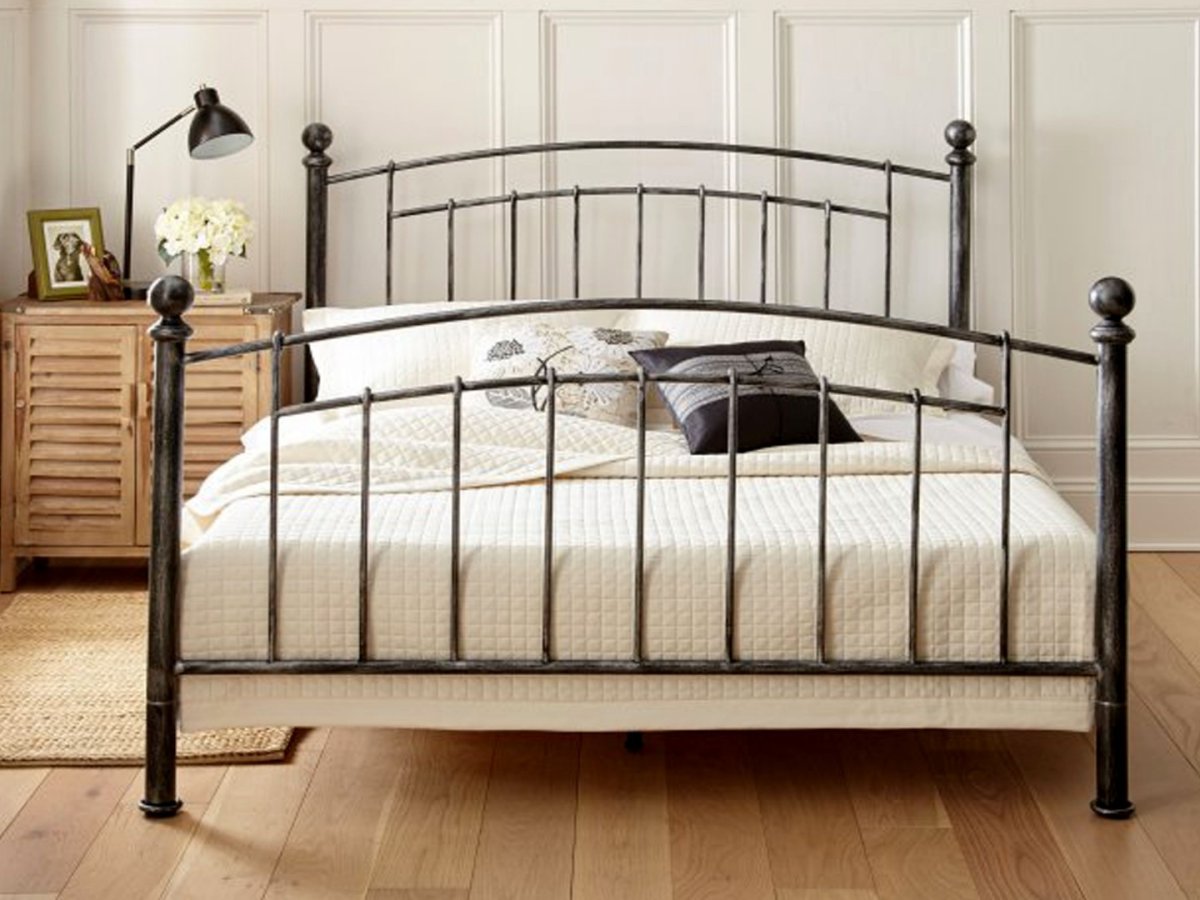 Железная кровать в деревенском стиле
