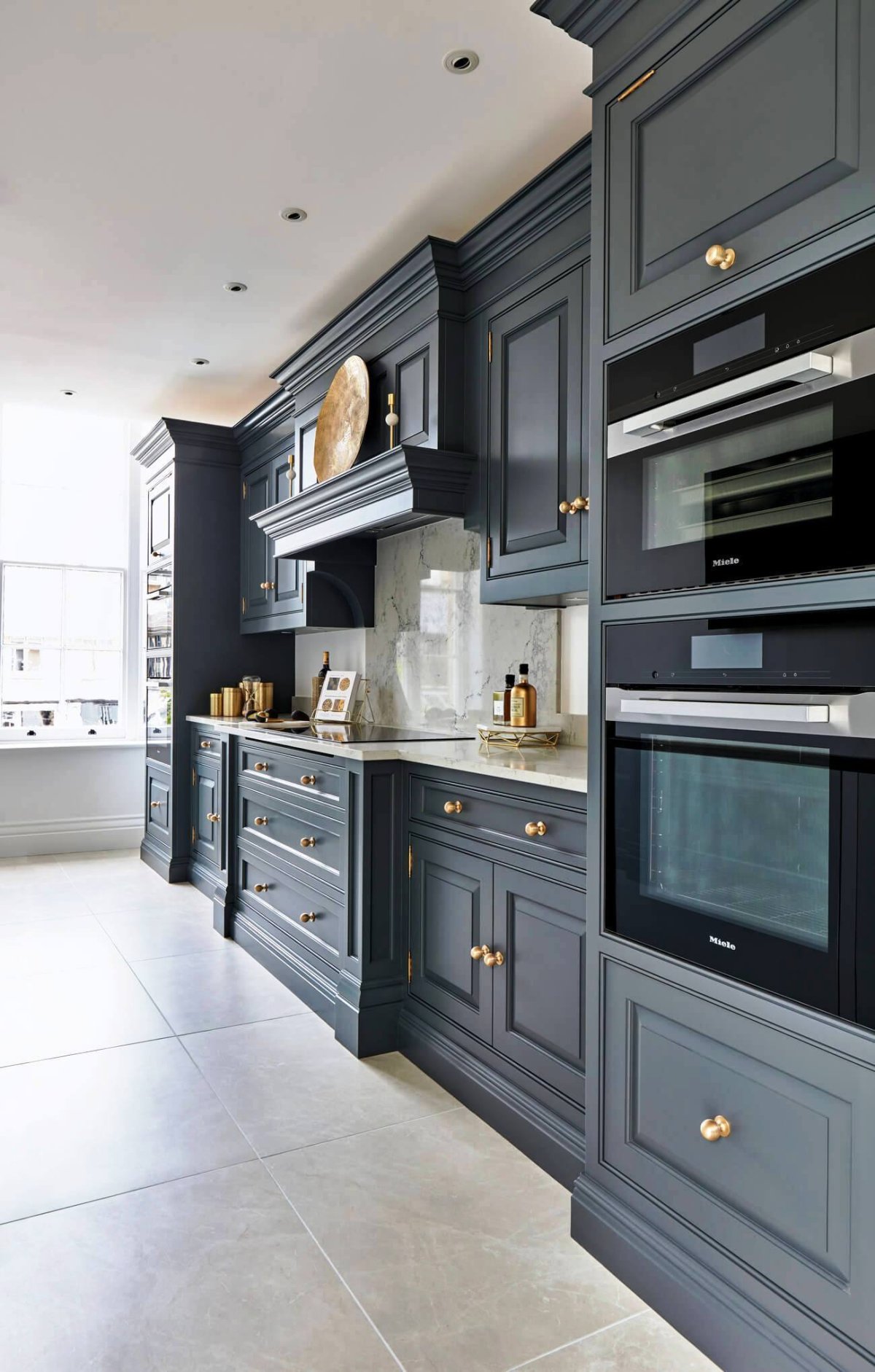 Серая кухня с черной техникой