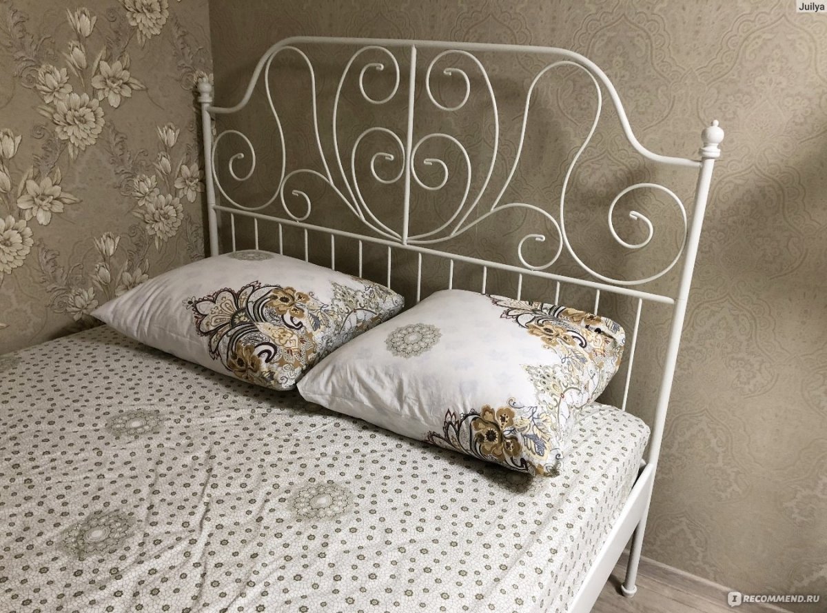 Белая кованая кровать икеа в интерьере