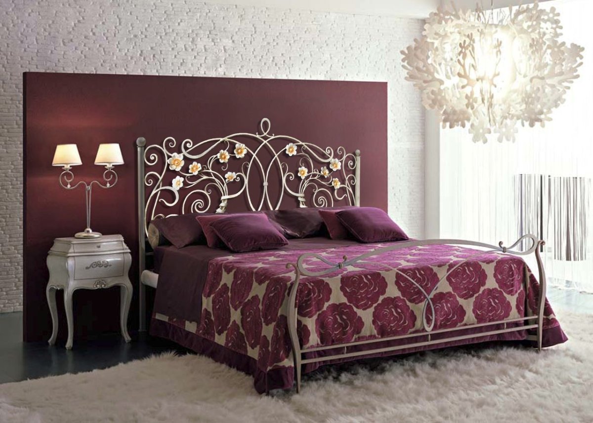 Интерьер спальни с кованной кроватью