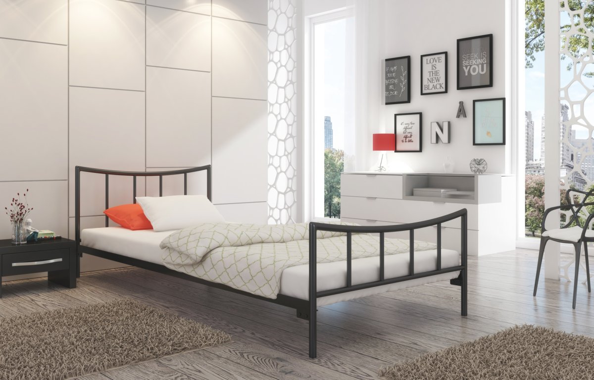 Кровать с металлическим каркасом в интерьере Сканди