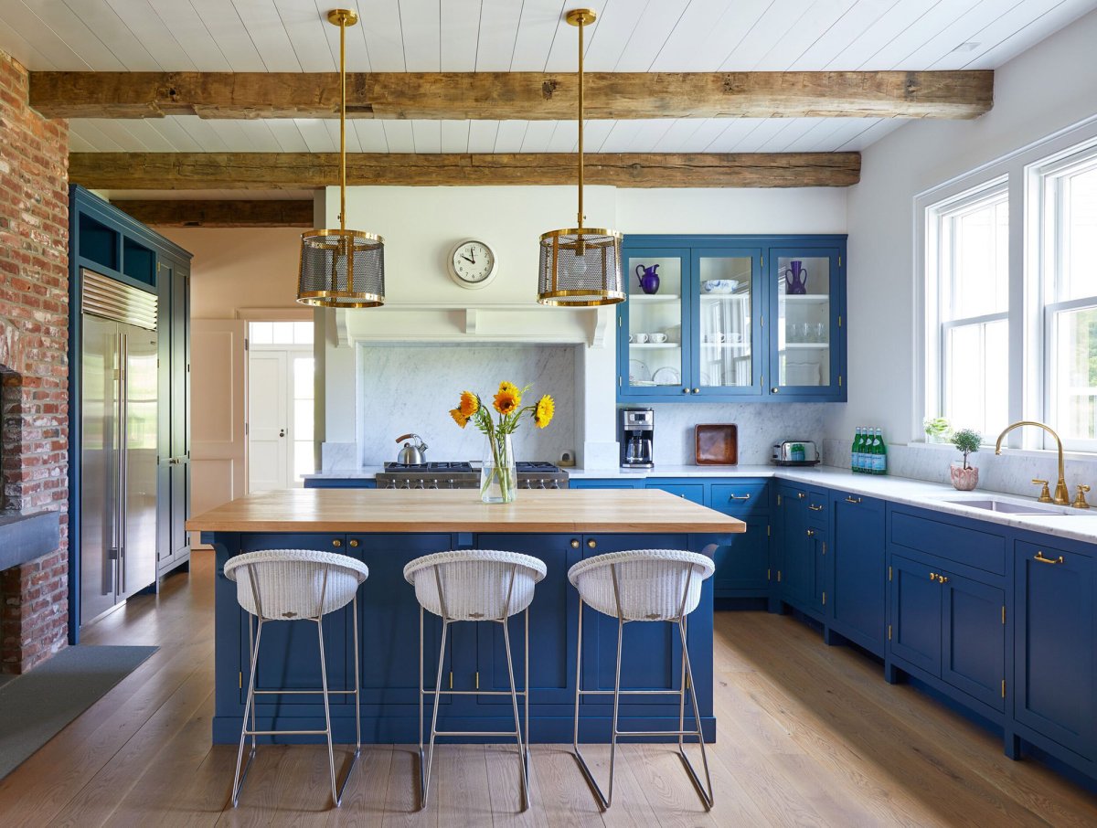 Синяя кухня в частном доме