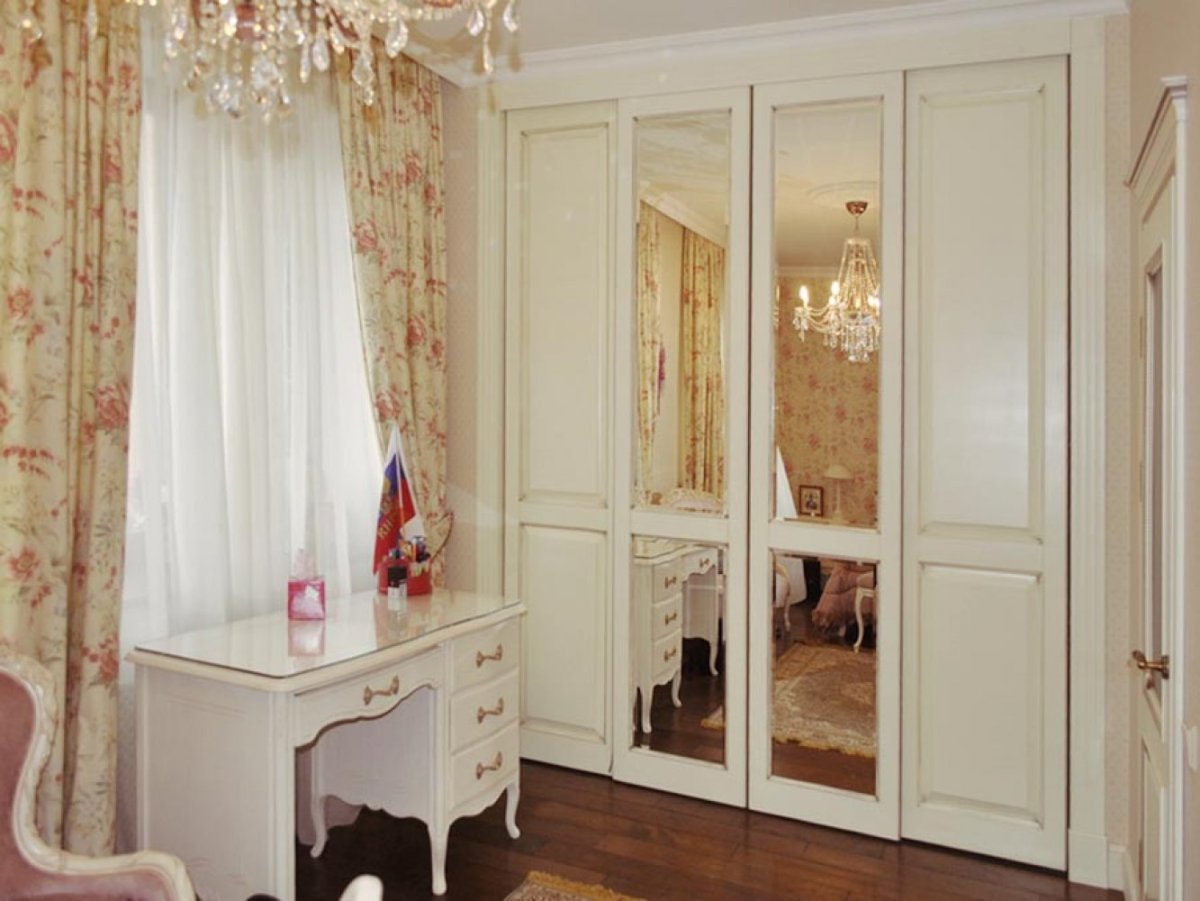 Шкаф во французском стиле