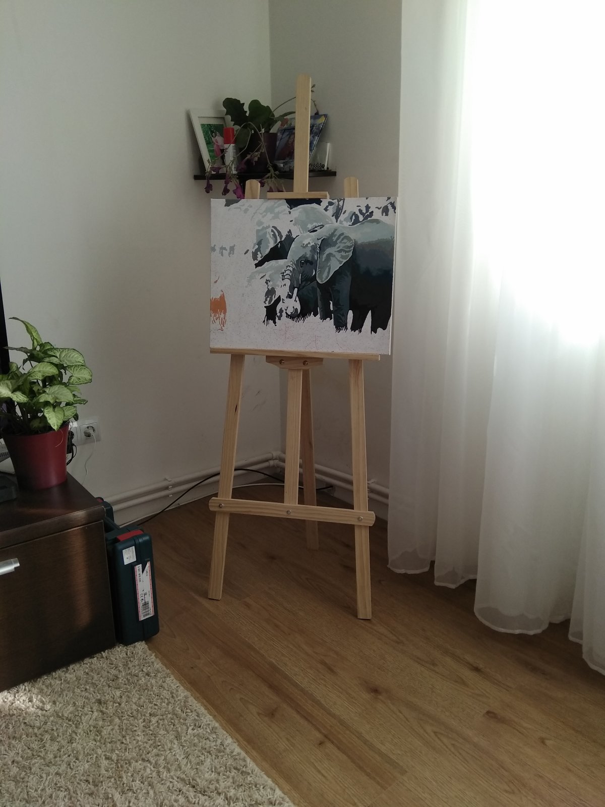 Место для хранения мольберта в комнате