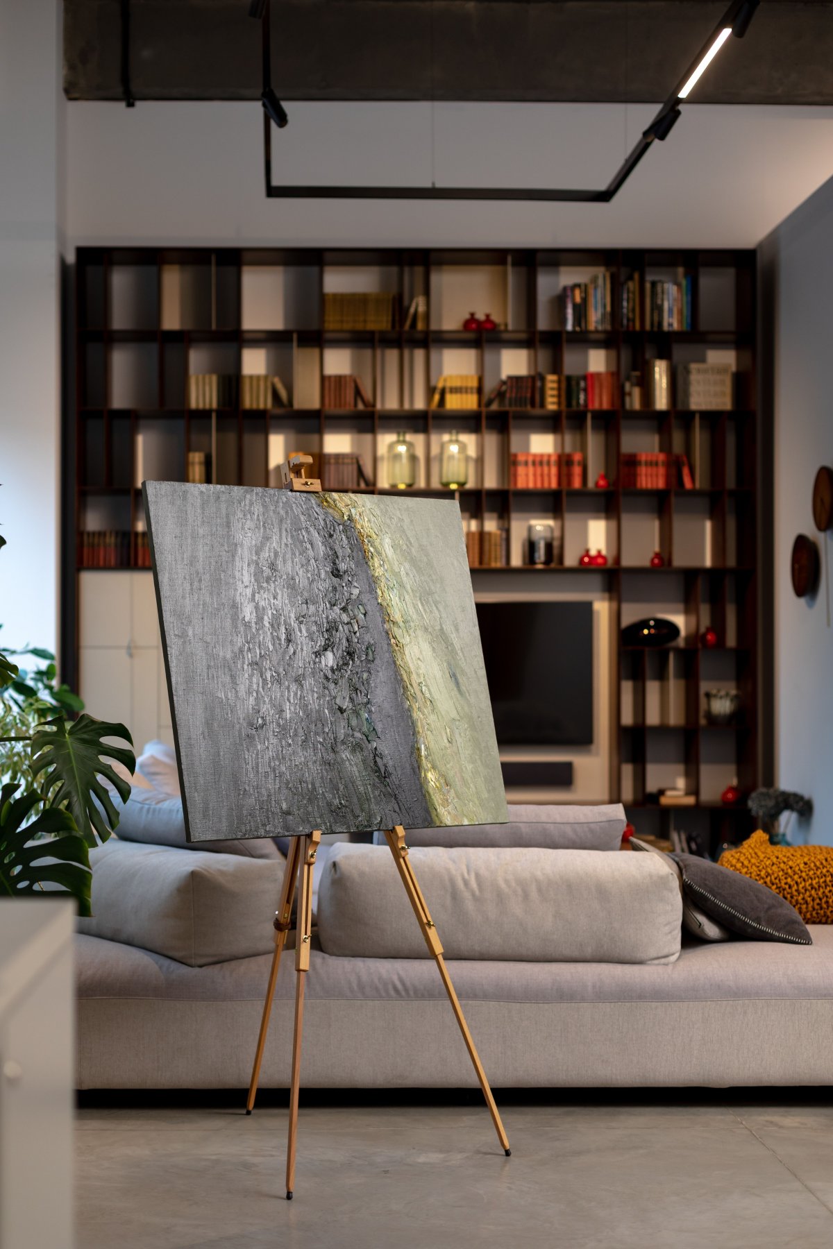 Мольберт в комнате