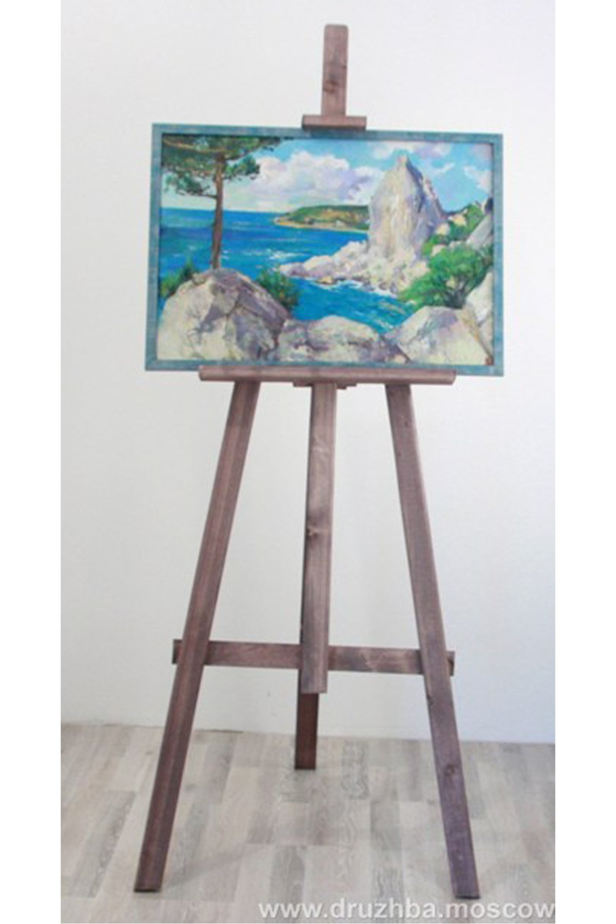 Картина на мольберте в интерьере