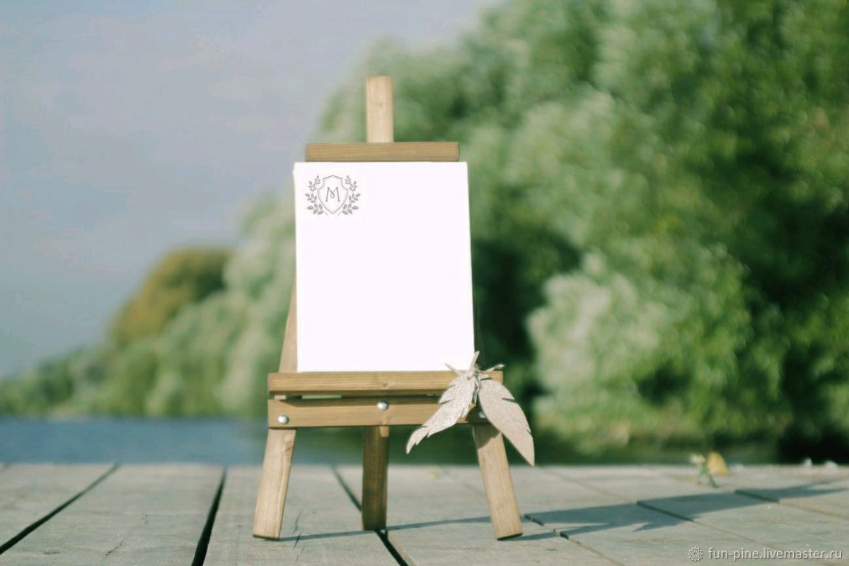 Картина на мольберте