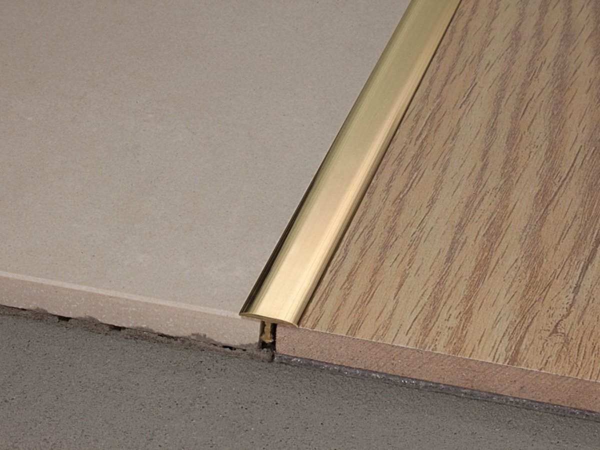 Латунь в интерьере прихожей