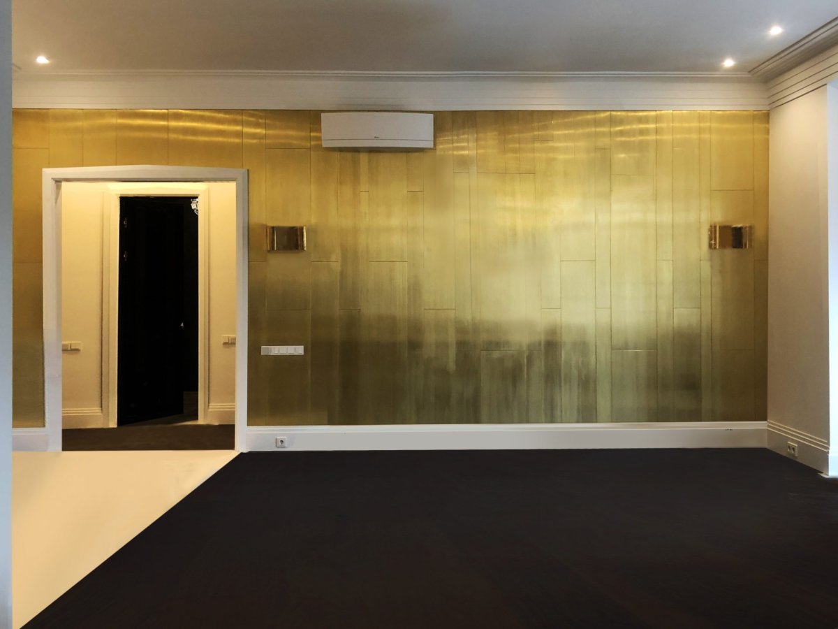 Обои с латунными вставками