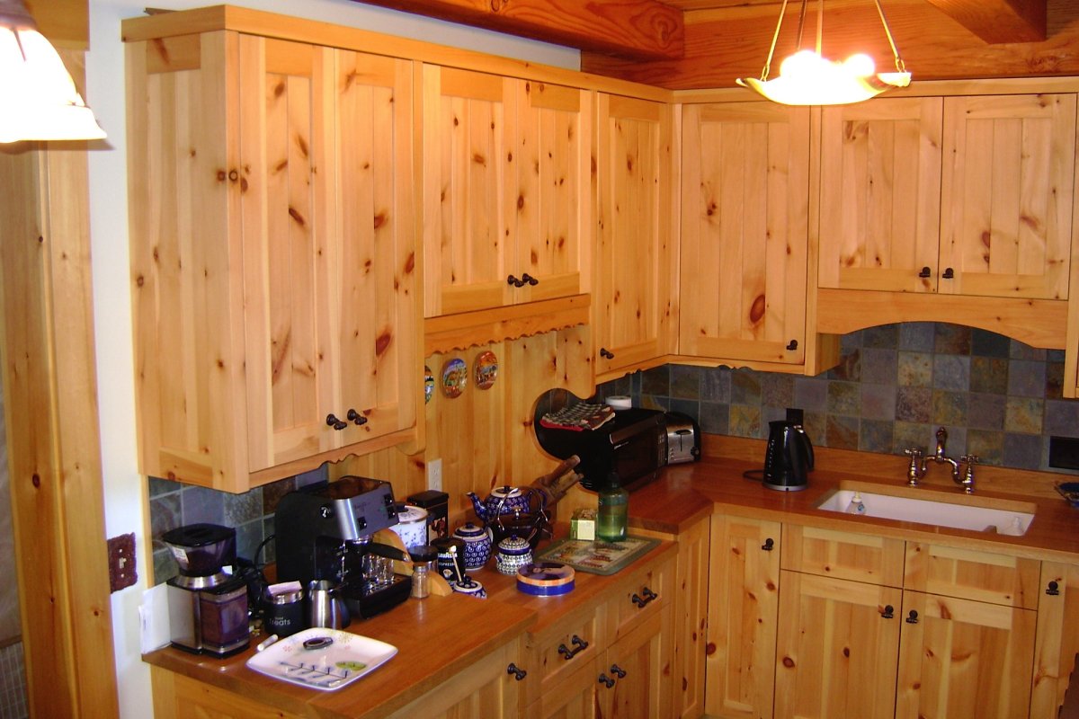 Зеленая кухня в деревянном доме