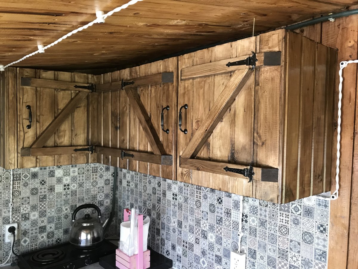 Интерьер кухни в доме из клееного бруса